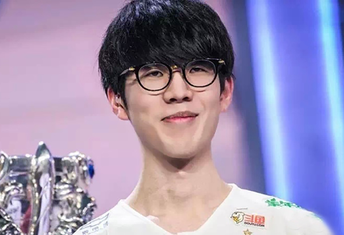 G2微博整活:霸哥你说的塔刀是这个意思吧!网友看完笑出声