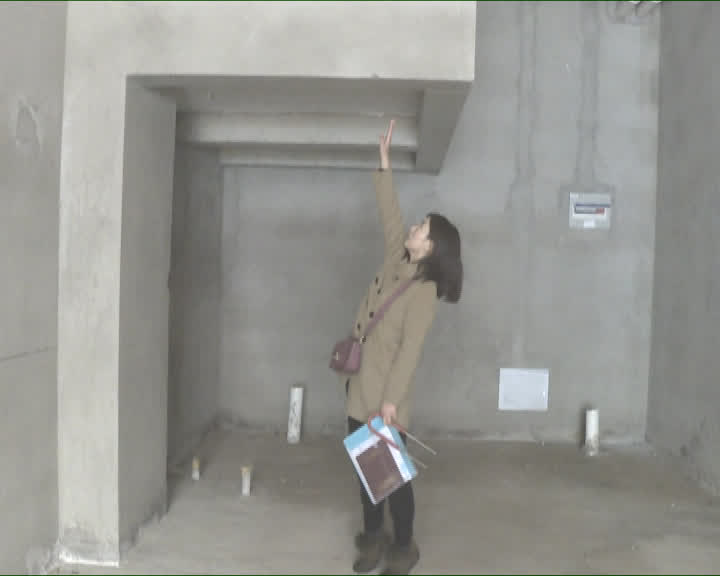 宝龙你赔我门面房,花89万买的,一开门头顶上这是啥?