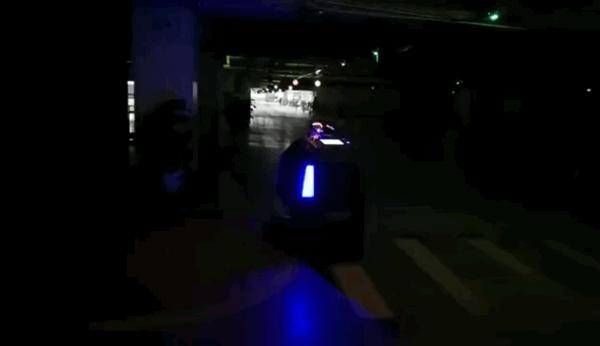 谁说机器人”行走”只求不撞墙?看高仙花式避障!