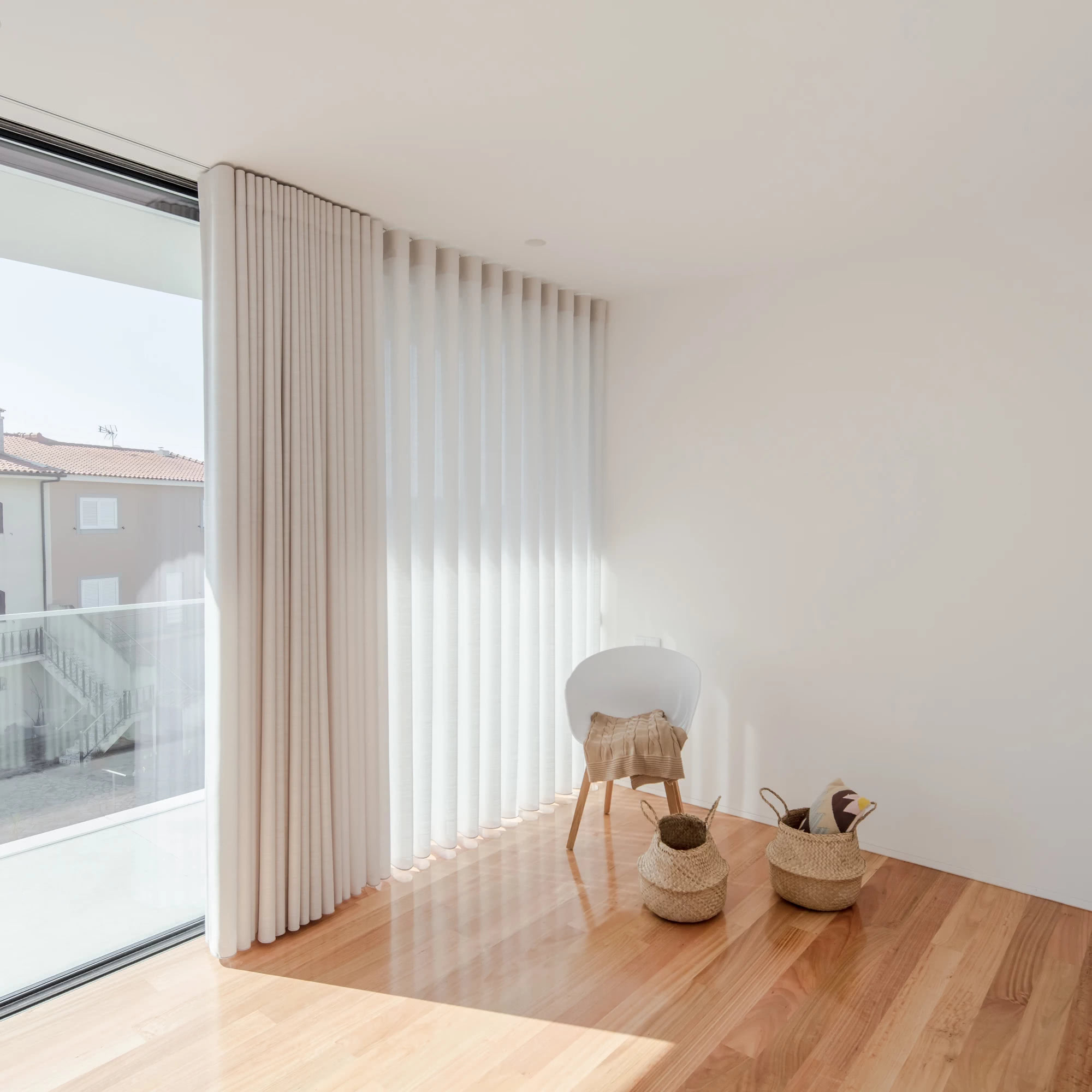 买窗帘绝对不买贵的,别为窗帘花冤枉钱