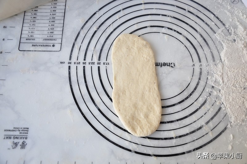 香蕉变黑别着急扔,加点面粉拌一拌,做面包,香甜松软,味道独特