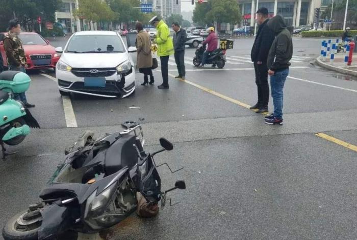 开车撞人后坚持走保险,开车撞人先报保险还是先垫钱医疗