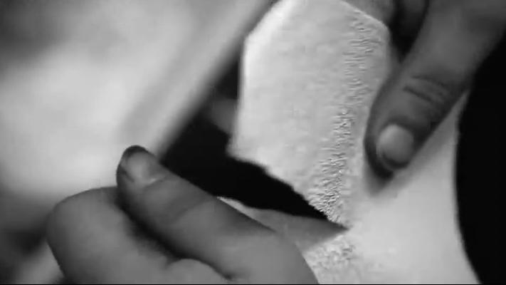 《人体蜈蚣系列》：从全彩到黑白默片重口味背后的荒诞剧情