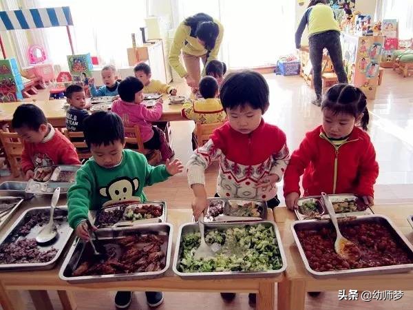 幼儿园教幼儿正确进餐的方法,幼儿园进餐保育员操作流程