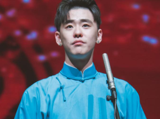 张云雷相声开成演唱会第一人,张云雷专场荧光棒郭德纲点评