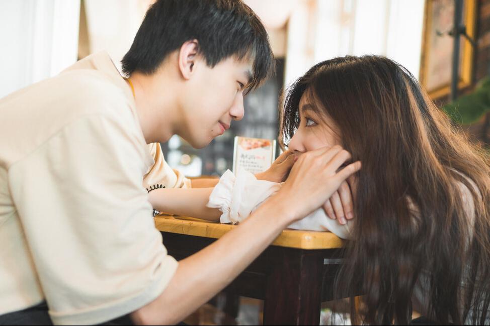 故事：总裁和我假扮情侣，我喝醉时他却偷偷告白，“喜欢你好久”