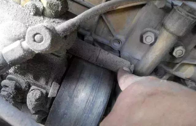 柴油发动机冒白烟启动不了,发动机尾气冒大量白烟加油无力