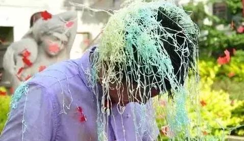 山东这个新郎这下火了，被人用胶带绑路灯杆上泼调料……就不能好好结个婚吗？