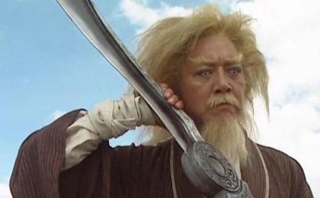 倚天剑屠龙刀不如龙胆亮银枪,屠龙刀为什么比不过倚天剑