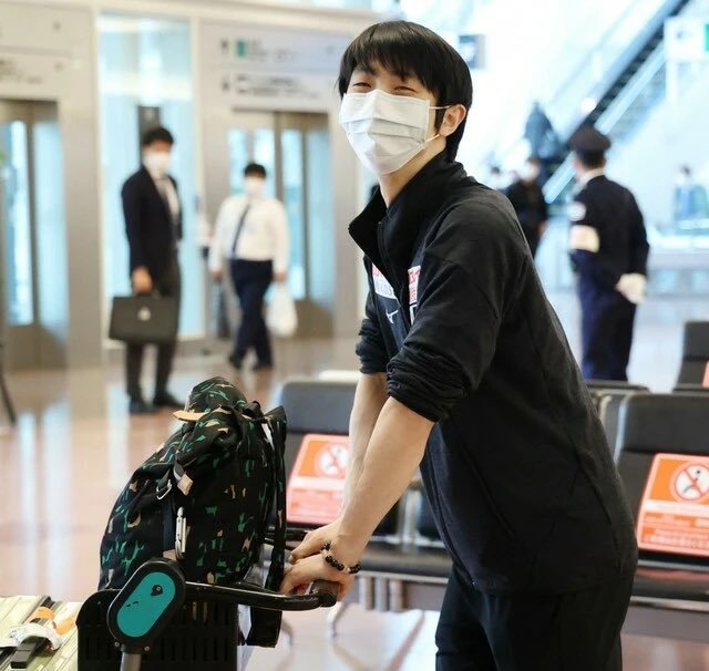 羽生结弦回国开始隔离,机场行李车亮了