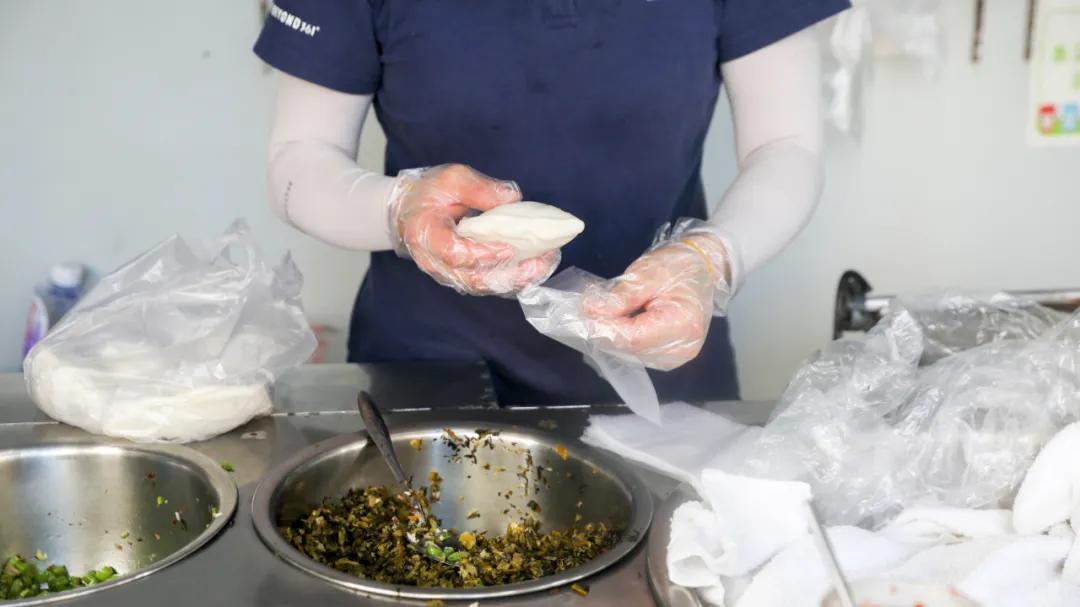 泉秀路上卖了17年的QQ米包,再不去吃就要失传了...