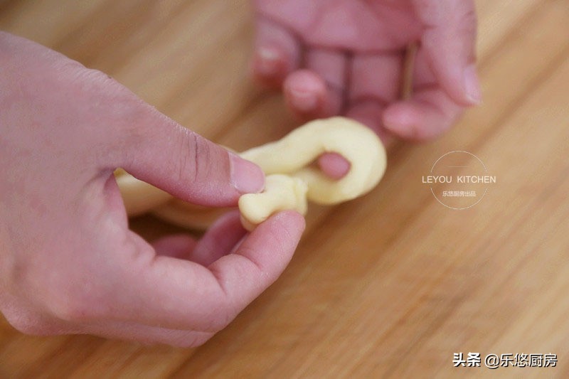 酥脆的麻花怎么和面做,和麻花一样的面包