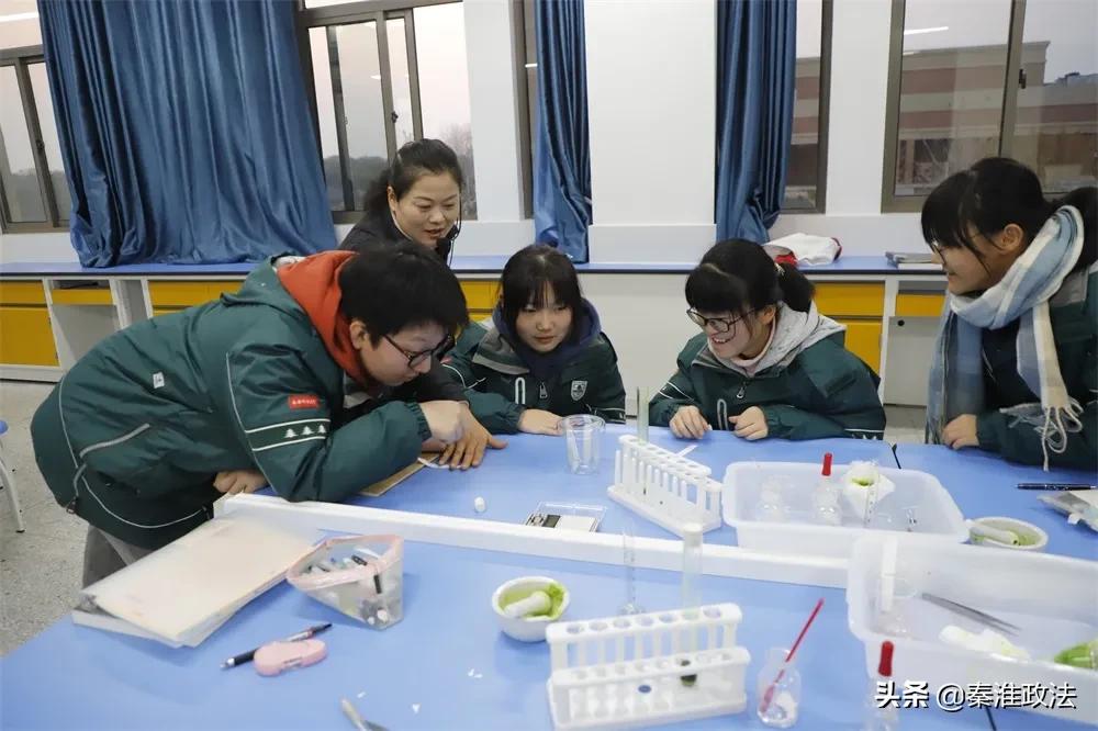 出道即巅峰！秦淮科技高中辩论队市赛夺冠背后