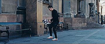 四年级小孩零基础怎么学足球颠球,足球颠球小技巧三年级