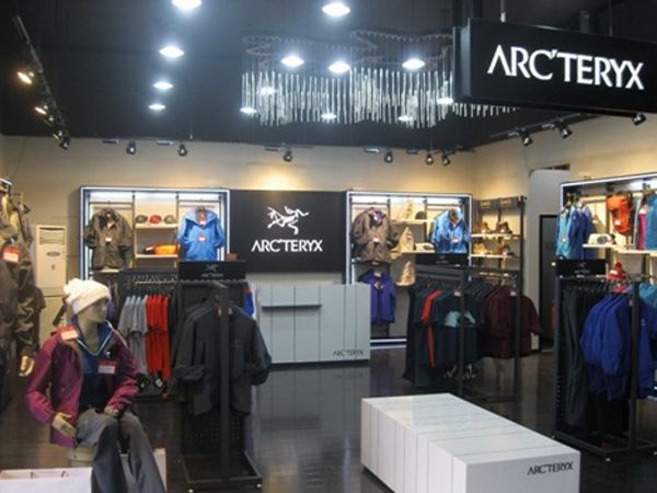 再下一城衣服,安踏买下的运动品牌