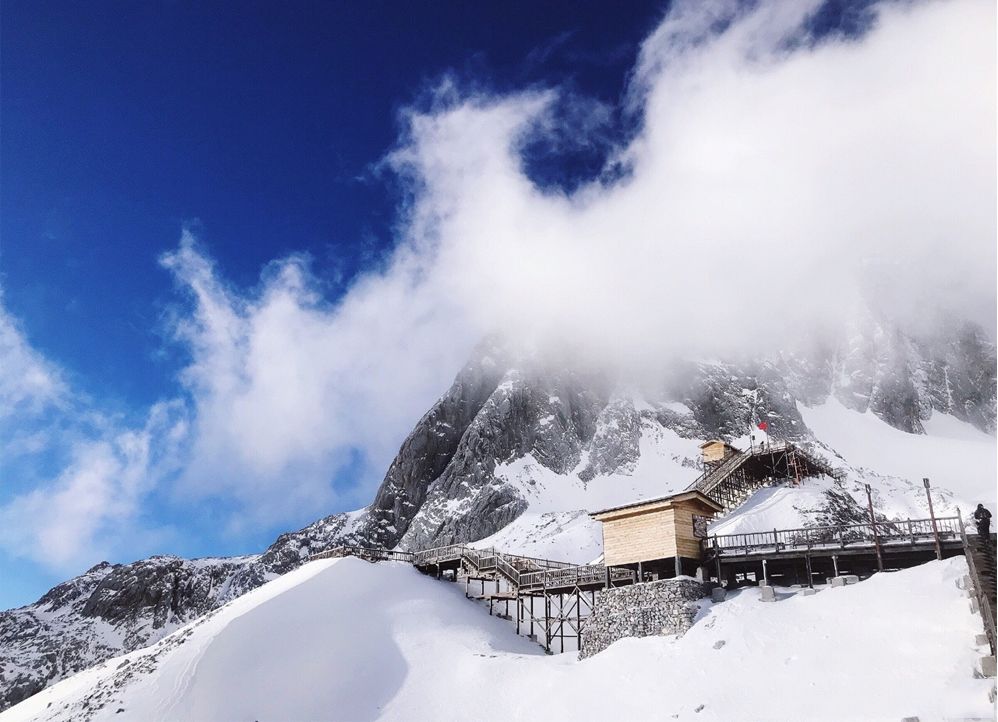 玉龙雪山日照金山的美,玉龙雪山日照金山美照