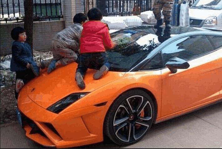 满月宝宝被姑姑画花脸,满月女儿被画脸