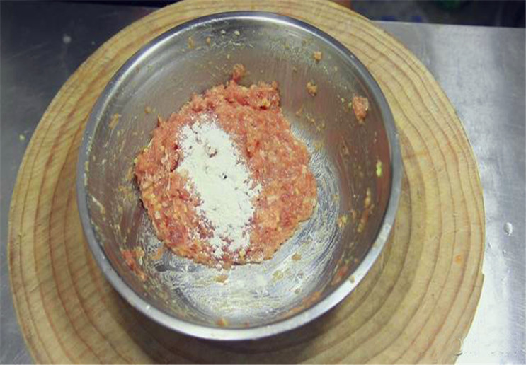 鸡蛋煮熟蒸肉丸,蒸肉丸嫩滑的做法