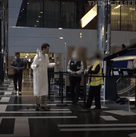 为了验证商场测体温是不是形式，油管博主把脑门捂到48度