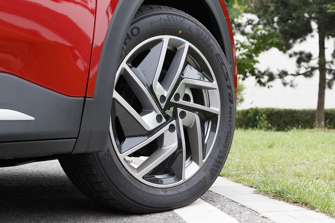 哪吒u新能源汽车推荐2021驾驭版,透明a柱的车