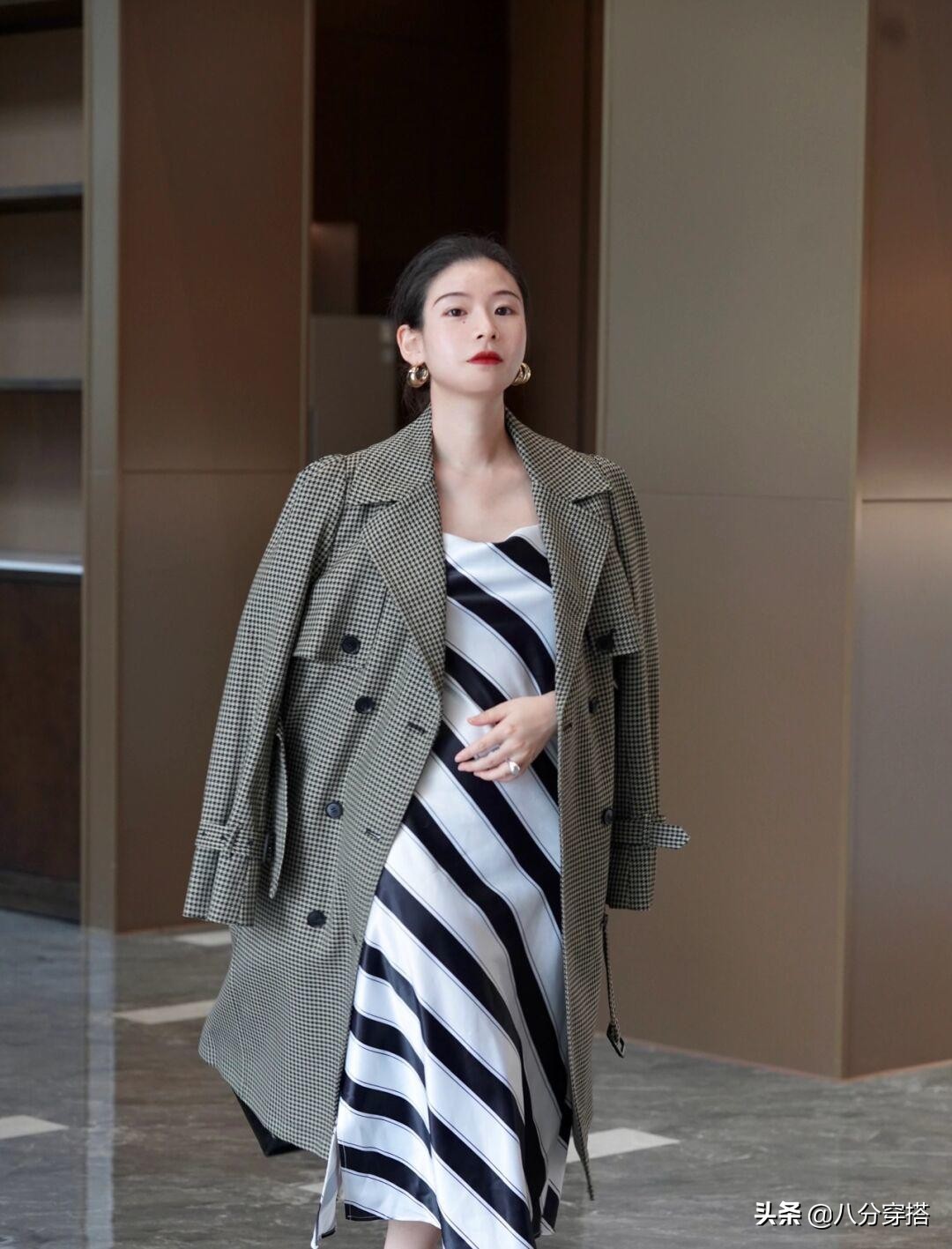 今年“千鸟格大衣”火了，建议选这几种，照穿不出错，保暖洋气