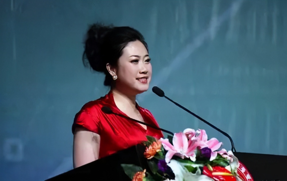 43岁芙蓉姐姐：从全网黑到资本过亿，被骂多年的她全凭不认命？