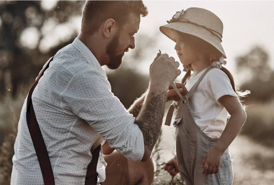 小孩偷偷穿妈妈的衣服被发现,小孩偷妈妈拍照的视频