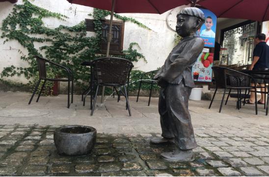 你去和女儿解释一下她为什么不能站着撒尿