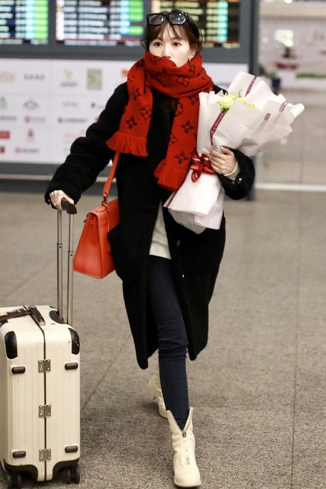 马蓉现身机场全黑造型墨镜遮面,马蓉最新走红毯视频