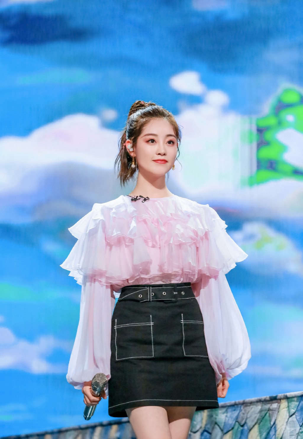 迪丽热巴杨幂高开叉长裙,她是杨幂新捧的女艺人