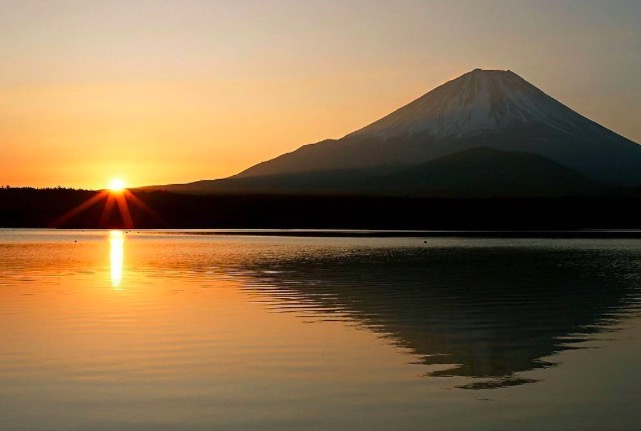 江上的夕阳有多美？白居易这首诗，一开篇就美得令人心醉