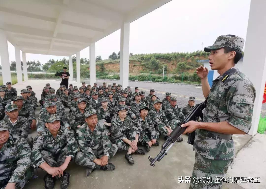 上过战场的ak47突击步枪,85式冲锋枪在实战中表现