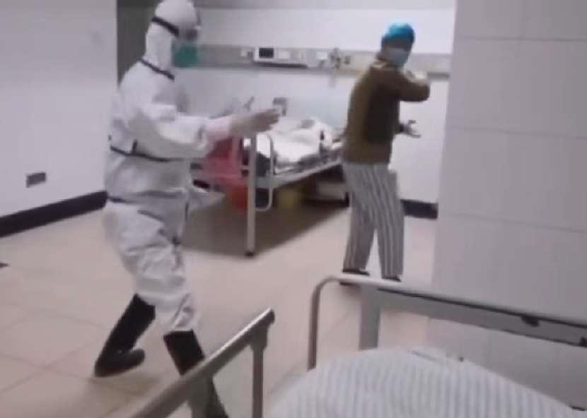 父女隔17年接力出征：爸爸抗非典女儿抗肺炎，这次换90后保护世界