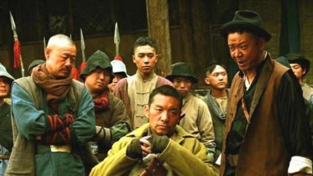 女儿收拾父亲遗物,发现一张“破烂奖状”,原来父亲是特等功臣