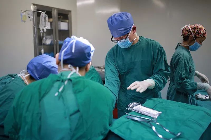 剖腹产手术的真实流程,剖腹产用到的器械