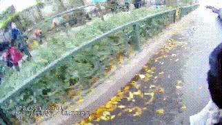 交警化身推车侠徒手推车,执勤交警一路小跑帮老人推车