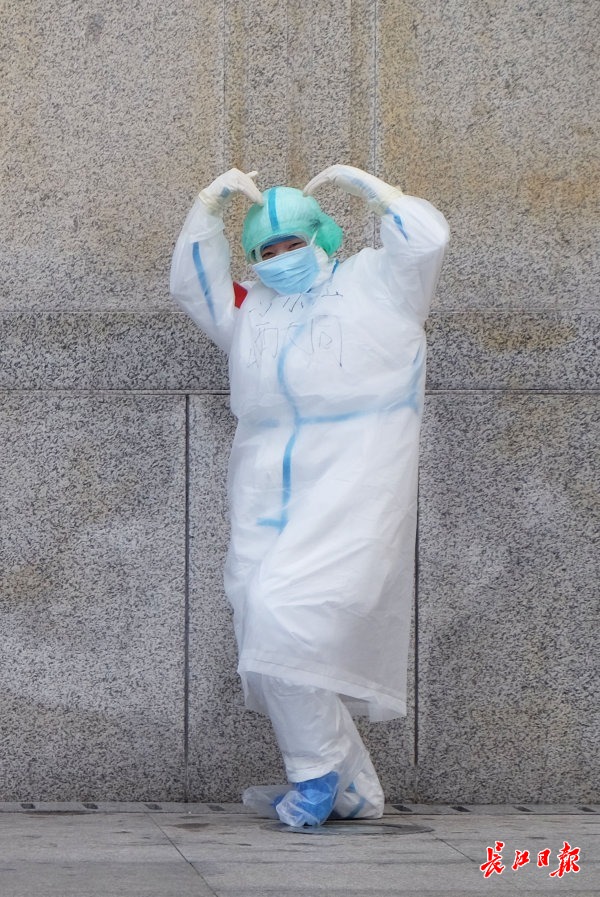 记者武汉报道,记者记录疫情的纪录片