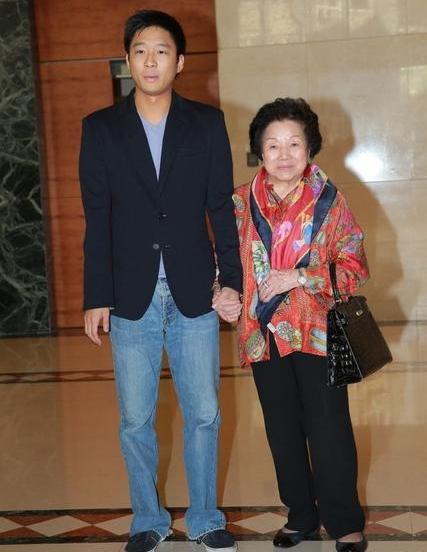 霍启山与朱玲玲同框,朱玲玲谈论霍启山婚姻