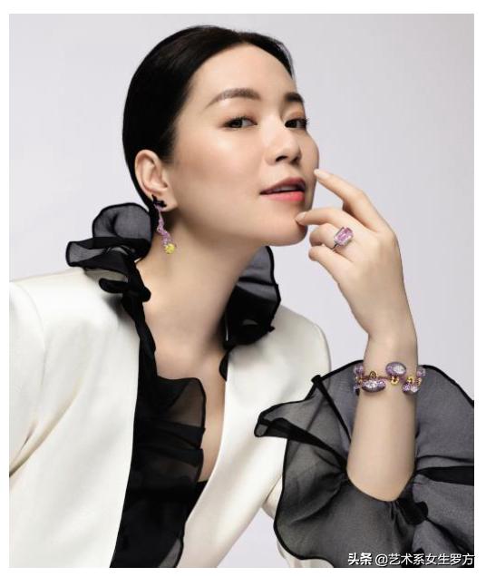 卡地亚亮面黄金手镯,满绿翡翠手镯苏富比