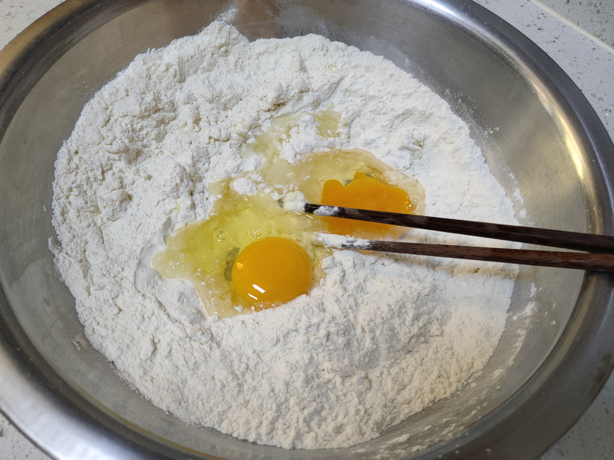 炸麻花加了泡打粉是脆的还酥的,家庭炸麻花不用酵母粉不用泡打粉