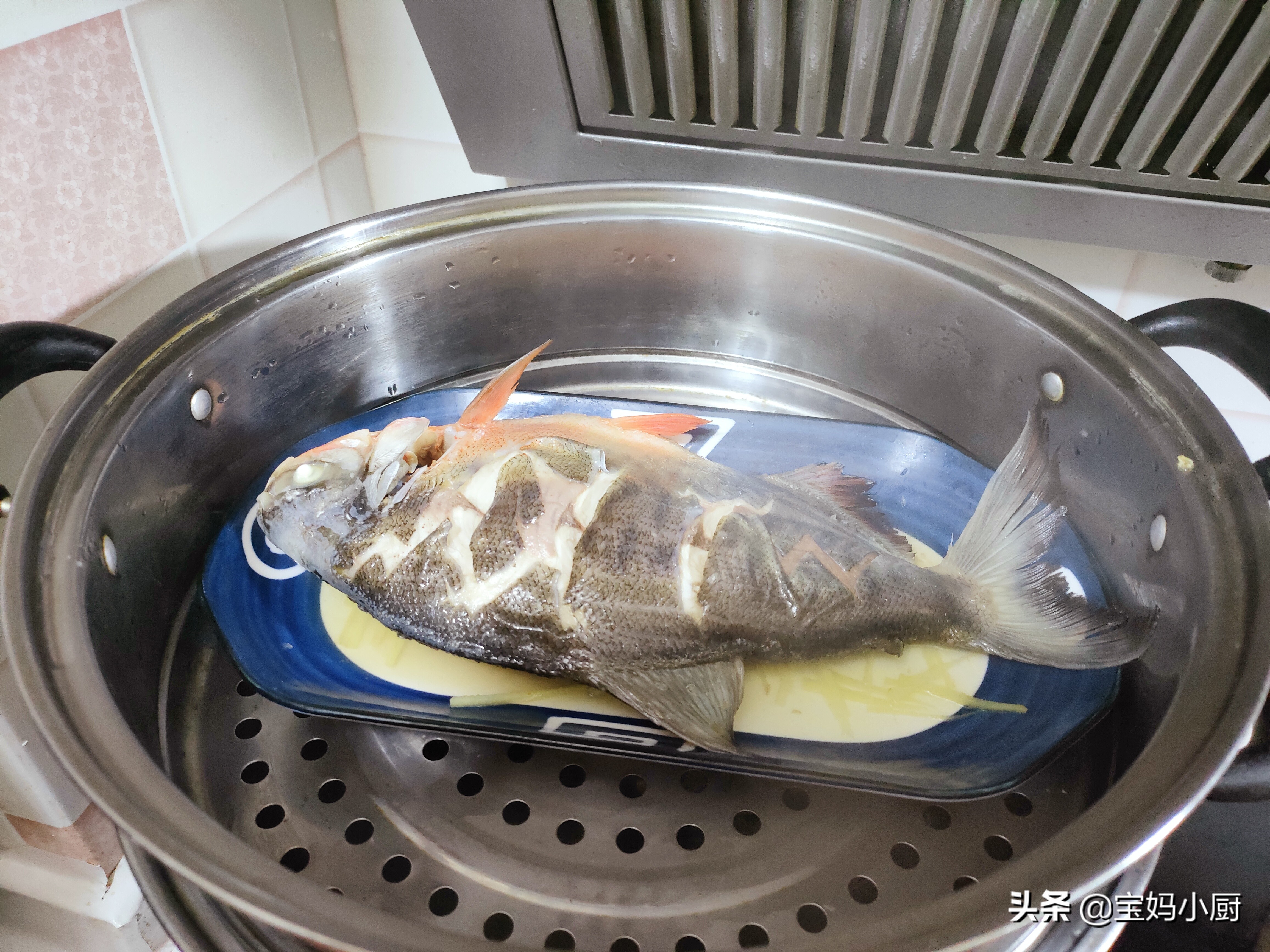清蒸鱼该怎么做才能既入味又鲜嫩,如何做清蒸鱼才好吃不腥