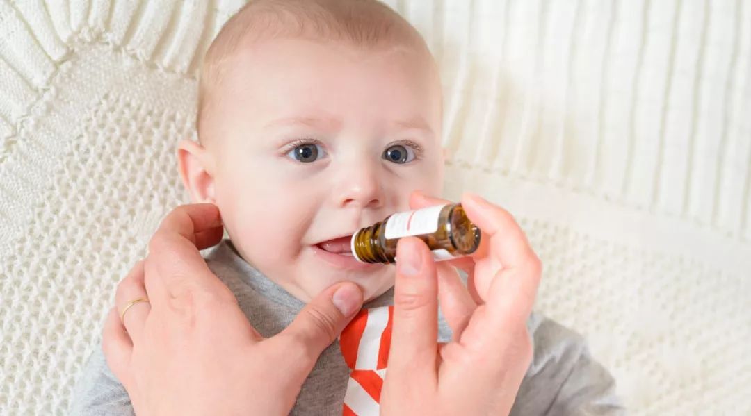 孩子感冒喂母乳吃药,小孩感冒喂药喂多了怎么办