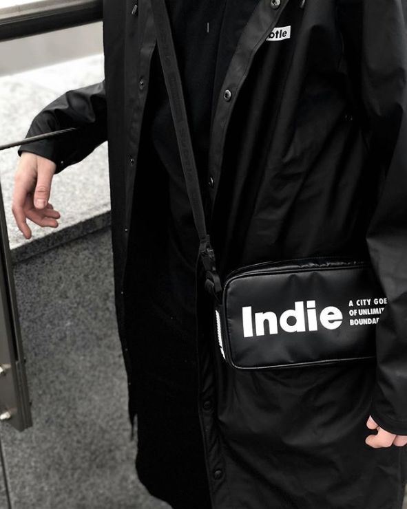 比较有特色的服饰配饰,搭配时尚衣服的双肩包