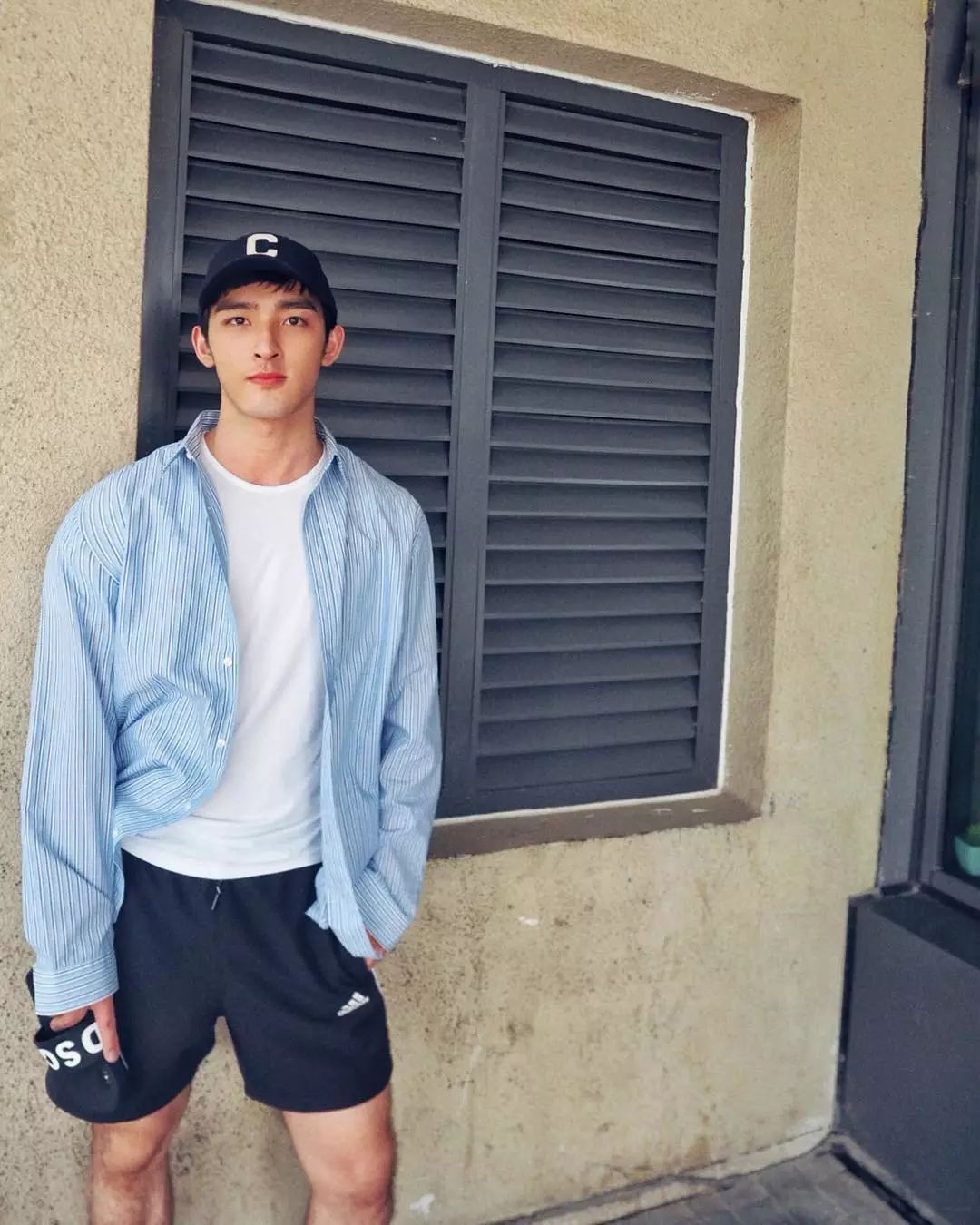 大学毕业生发传单,被精英男*养包**!