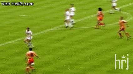 支点中锋踢前腰,足球支点中锋的位置和打法