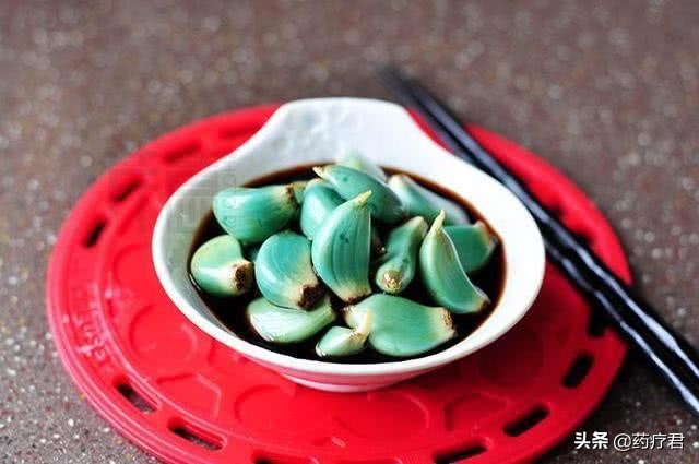 泡腊八蒜的正确方法,泡腊八蒜如此简单好看好吃又养生