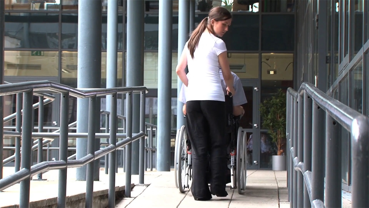 瑞士22岁大学生，发明“自动爬楼梯”轮椅，像坦克的履带？