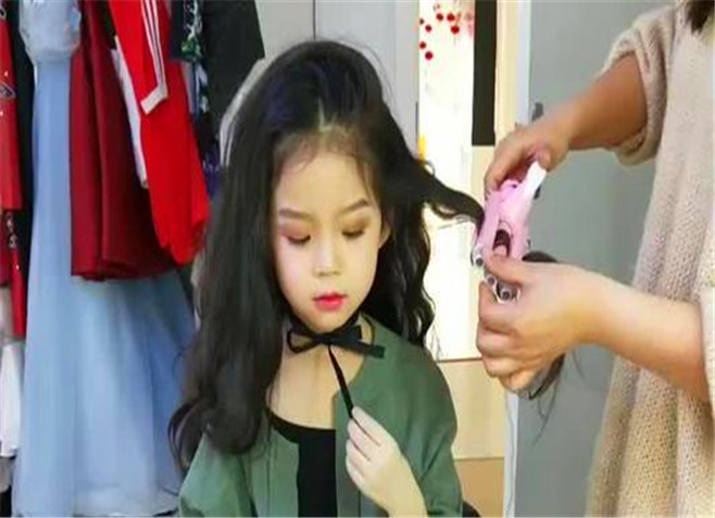 孩子穿衣打扮能看出妈妈的品味,妈妈的穿衣打扮影响孩子的审美观