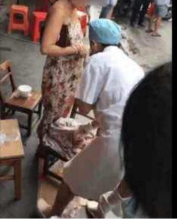 孕妈逛街突感不适,孕妈腹部隐约不适