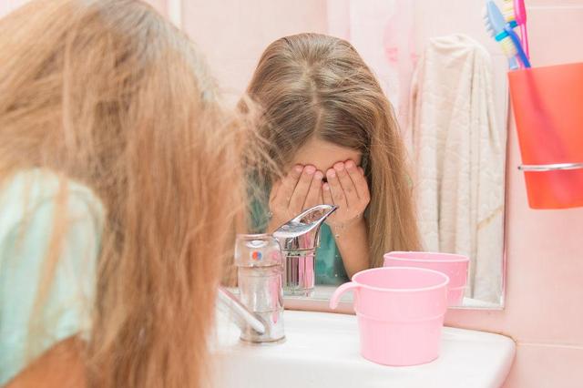 浓硫酸溅到眼睛上正确的处理方法,被浓硫酸溅到多久能好